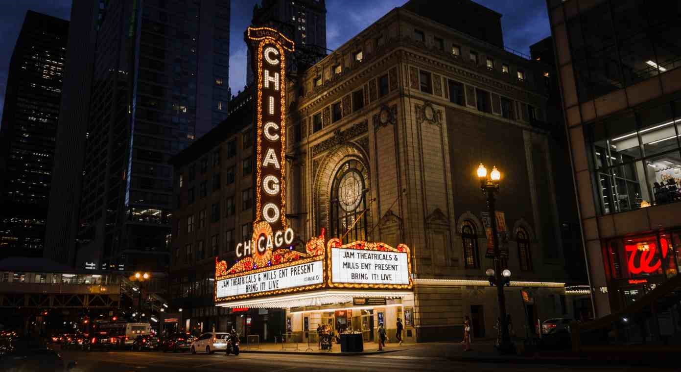 chicago theatre at night